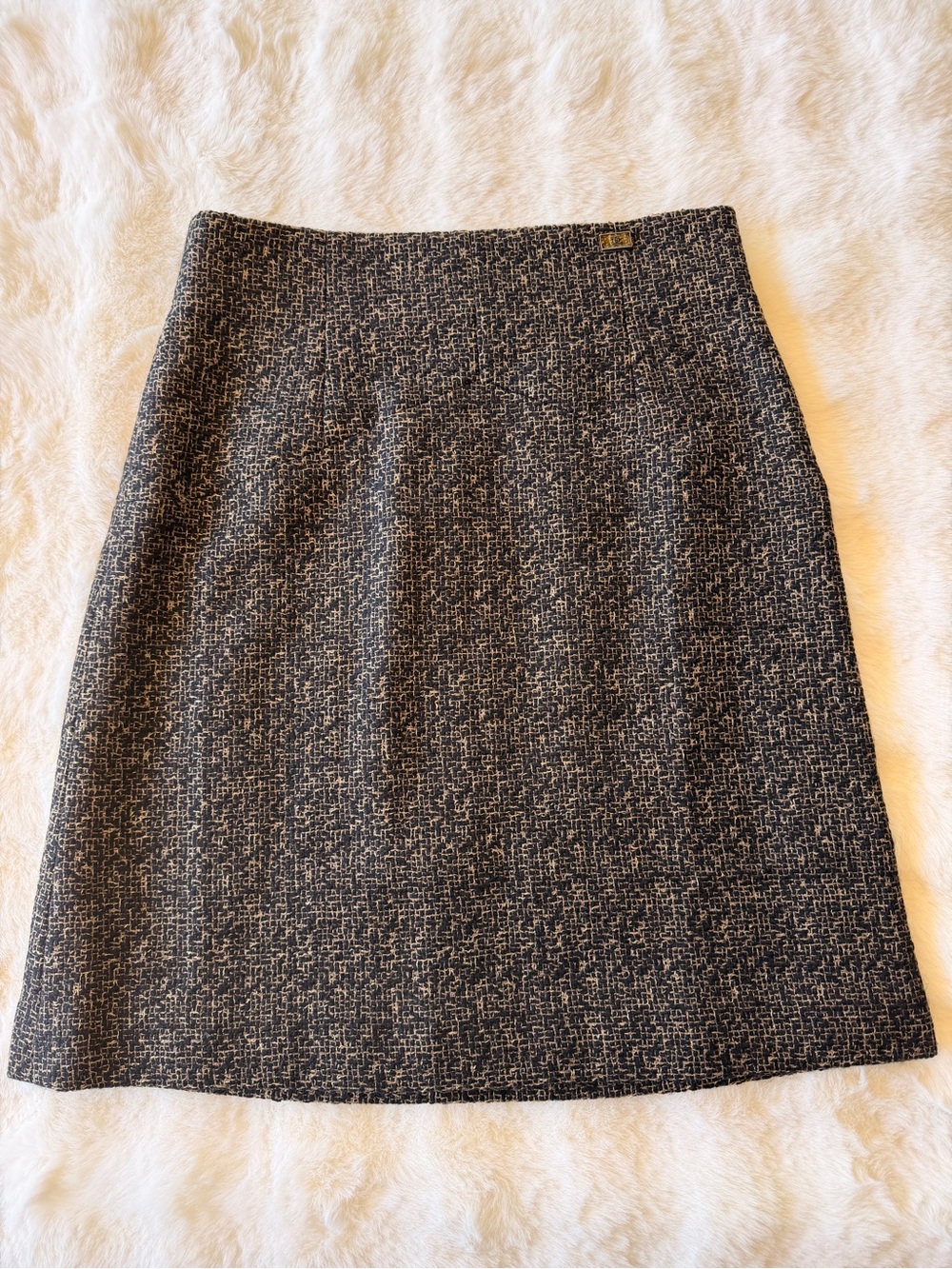 CHANEL Black Beige Tweed A-Line Skirt CC Logo Plaque Size 44 NWT